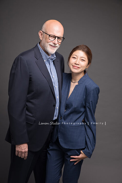 詩韻媽麻一家第二次來拍家庭攝影,全家穿藍色系的西裝褲裝,拍出不一樣的全家福