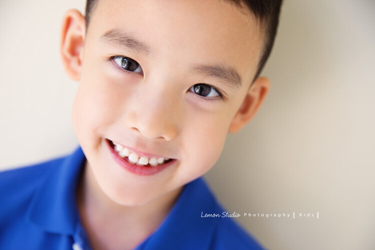 品佑&品諺一家來拍照,很帥氣的一張弟弟的個人寫真