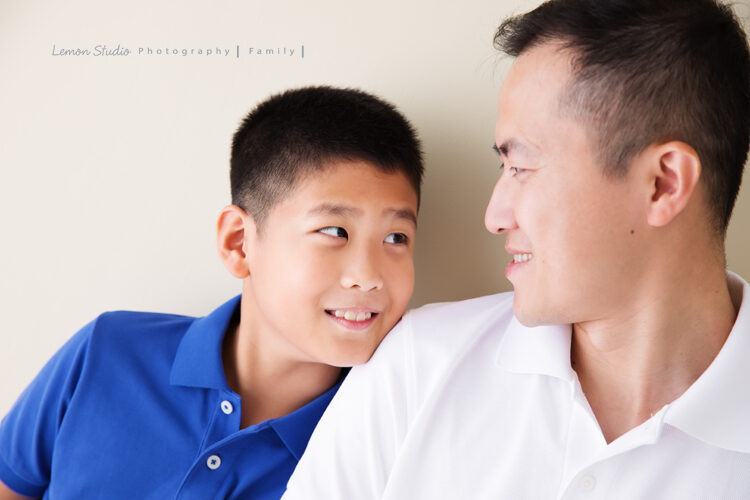品佑&品諺一家來拍親子攝影,跟爸拔很自然的互動