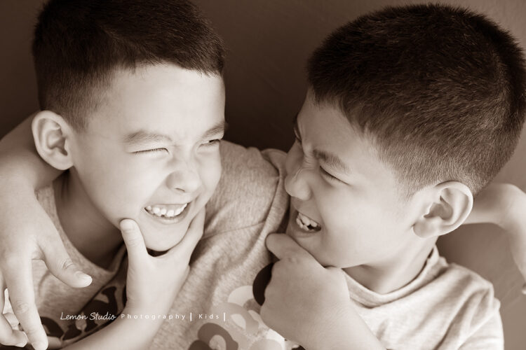 品佑&品諺一家來拍家庭寫真,兄弟倆的互動好可愛