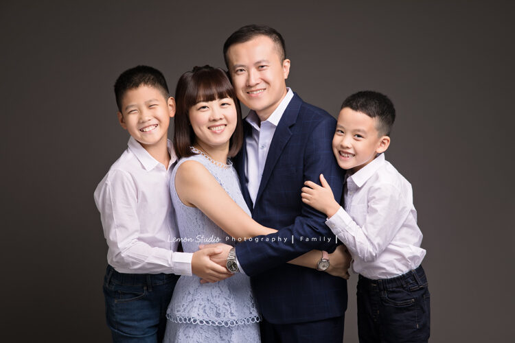 品佑&品諺一家來拍照,這張是輕鬆的全家福