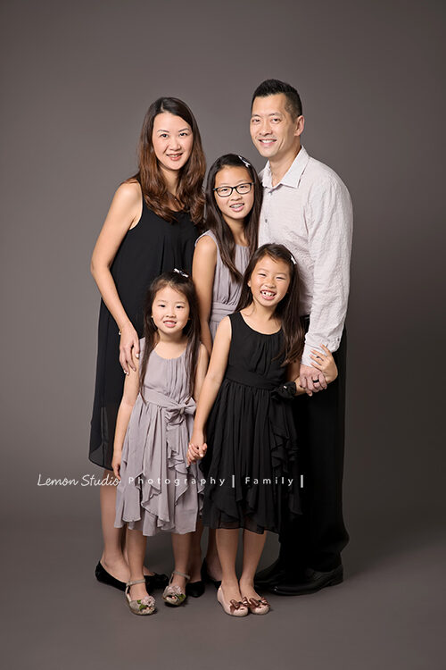 悅恬玲三姊妹來拍家庭寫真,這張是一家五口的全家福!