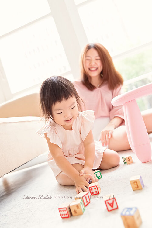 兩歲的梓熙來拍寶寶攝影，這張梓熙正在玩積木