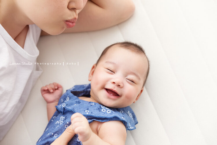 四個月的舒媛來拍寶寶寫真，這張媽麻對著寶寶吹風，媽麻及舒媛的表情都好有戲啊！