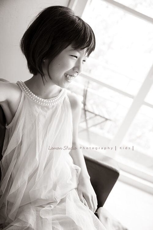 盈盈媽麻一家第三次來拍兒童攝影,這張是妹妹的獨照,這張黑白照的妹妹好有氣質啊!