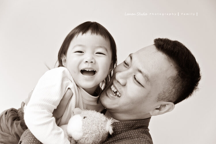 兩歲的梓熙來拍寶寶攝影，這張爸爸抱梓熙，兩人很開心的互動！