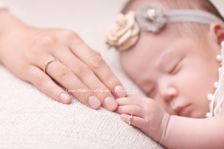 I-PRIMO鑽戒來拍新生兒攝影，這張媽麻及寶寶的手都帶著戒指好美！