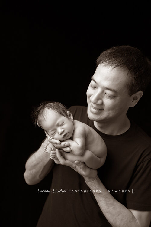 曉文媽麻一家來拍新生兒寫真，這張爸爸抱寶寶的黑白照好有味道！