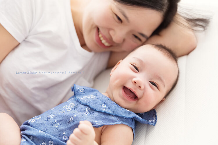 四個月的舒媛來拍寶寶寫真，這張媽麻躺在舒媛旁邊，兩人都笑得好燦爛啊！