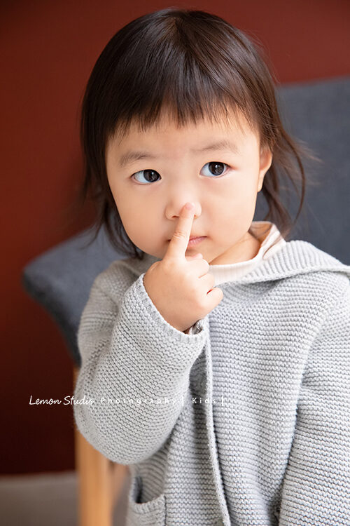 兩歲的梓熙來拍寶寶攝影，這張梓熙摸著鼻子！