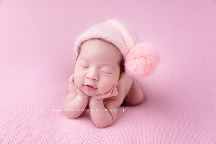 曉文媽麻一家來拍新生兒寫真，這張寶寶托著頭睡且在睡夢中微笑好可愛！