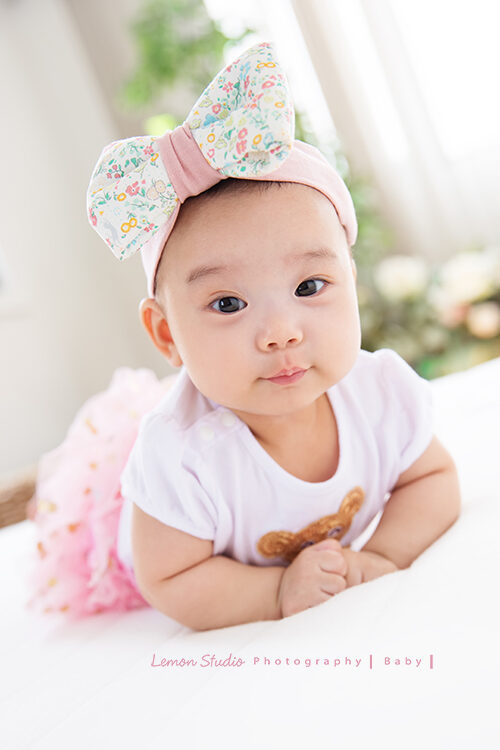 四個月的舒媛來拍寶寶寫真，這張是俏皮的舒媛