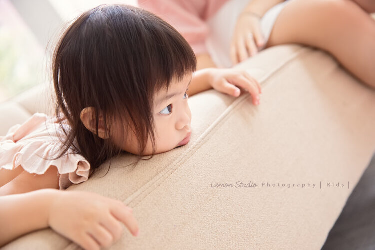 兩歲的梓熙來拍寶寶攝影，這張是梓熙趴在沙發上也好可愛！