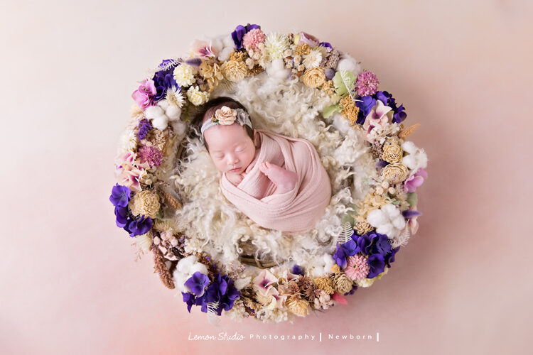 曉文媽麻一家來拍新生兒寫真，這張寶寶躺在花籃裡！