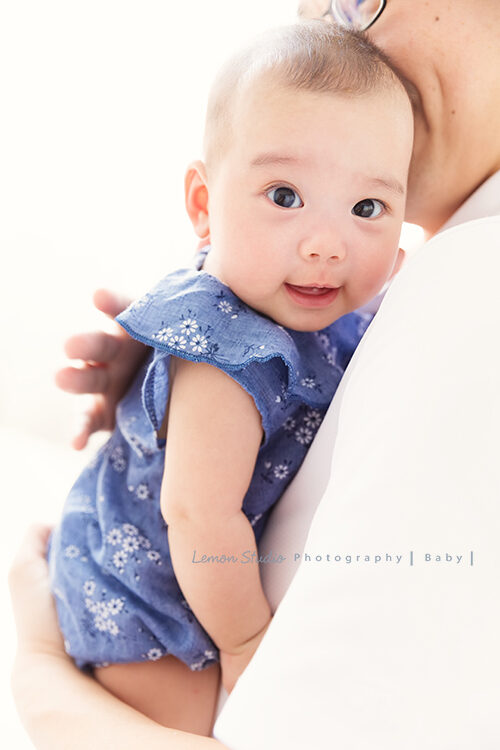 四個月的舒媛來拍寶寶寫真，這張是舒媛的眼睛好大好漂亮啊！