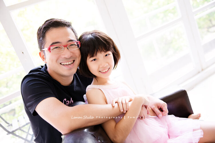 盈盈媽麻一家第三次來拍兒童攝影,這張是爸拔及妹妹的合照!