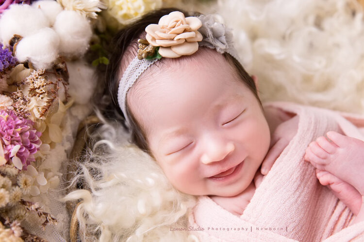 曉文媽麻一家來拍新生兒寫真，這張寶寶在睡夢中笑得很開心啊！
