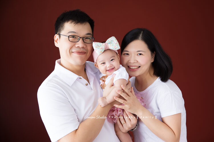 四個月的舒媛來拍寶寶寫真，這張是一家人好溫馨的全家福！