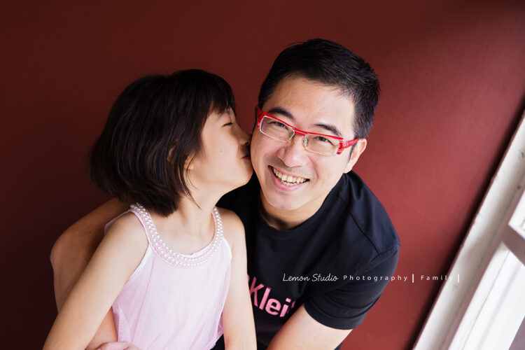 盈盈媽麻一家第三次來拍兒童攝影,這張妹妹親親爸拔!