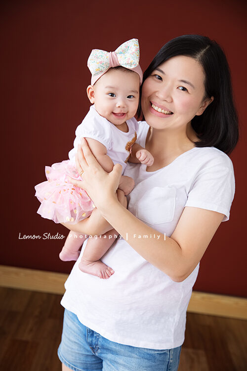 四個月的舒媛來拍寶寶寫真，這張是舒媛與媽麻美麗的合照
