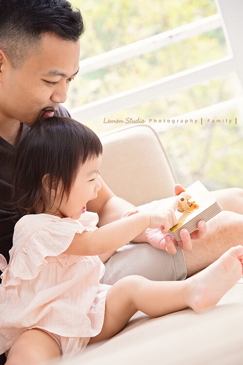 兩歲的梓熙來拍寶寶攝影，這張爸拔跟梓熙玩得很開心啊！