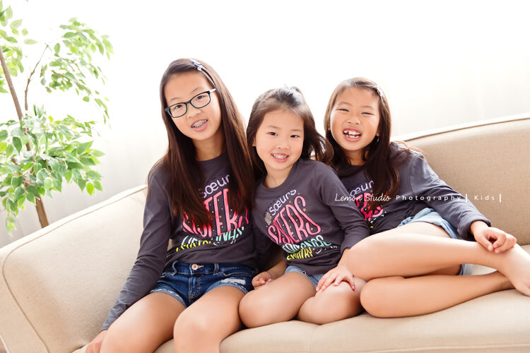 悅恬玲三姊妹來拍兒童寫真,這張是感情很好的三姐妹的合照!