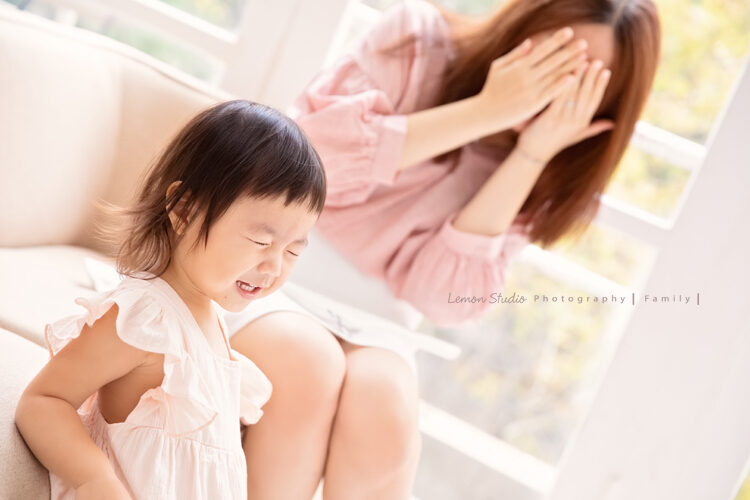 兩歲的梓熙來拍寶寶攝影，這張媽麻跟梓熙玩得很開心啊！梓熙的表情好有戲啊！