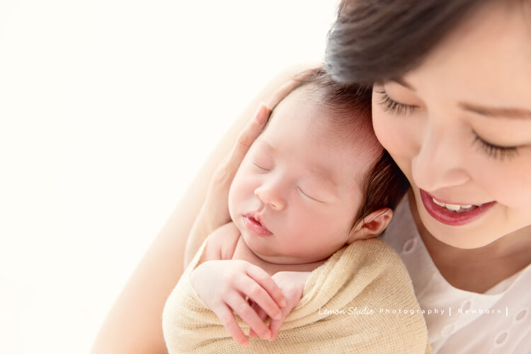 曉文媽麻一家來拍新生兒寫真，這張漂亮的媽麻抱著寶寶