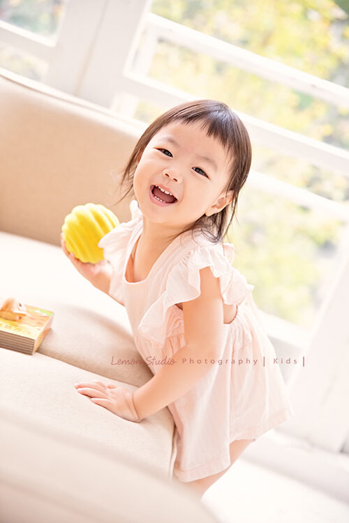 兩歲的梓熙來拍寶寶攝影，這張梓熙在攝影棚玩得很開心的樣子！