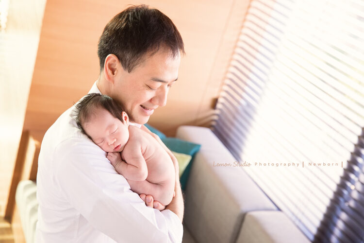 曉文媽麻一家來拍新生兒寫真，這張爸拔抱著寶寶很滿足的樣子！