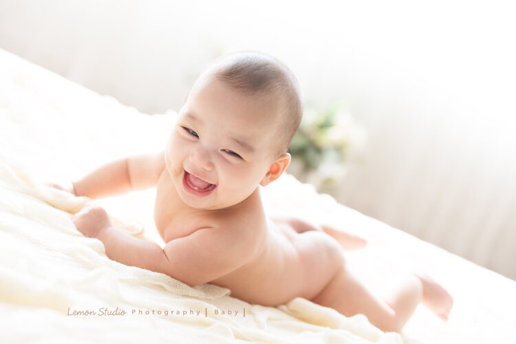 四個月的舒媛來拍寶寶寫真，這張舒媛趴在布上好開心！