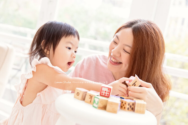 兩歲的梓熙來拍寶寶攝影，這張媽麻陪梓熙玩積木中！