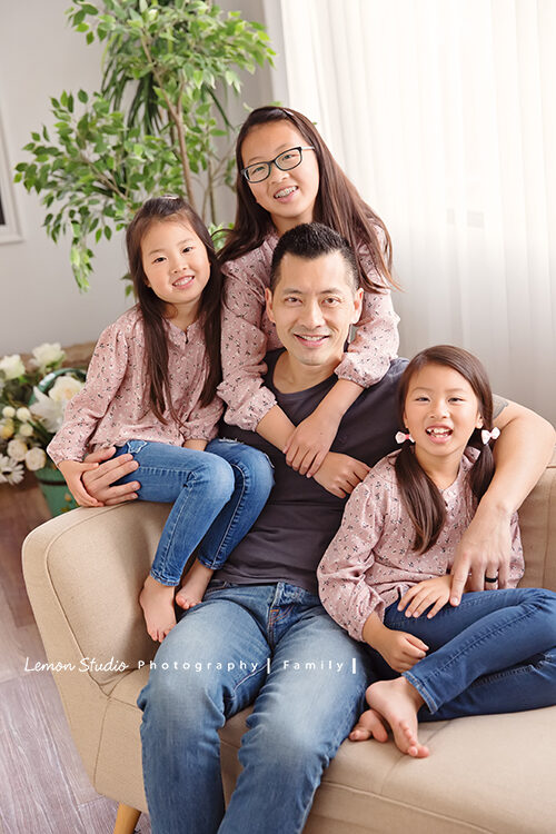 悅恬玲三姊妹來拍家庭寫真,這張是住在女子宿舍的爸爸與三姐妹的合照!