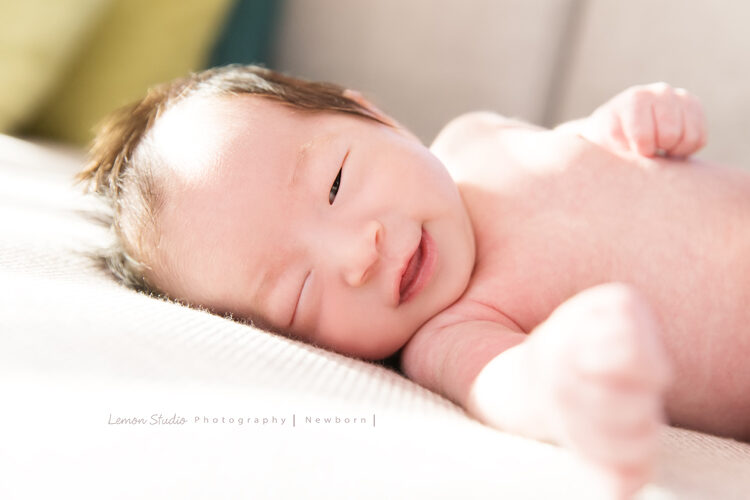 曉文媽麻一家來拍新生兒寫真，這張寶寶醒來了也好可愛！
