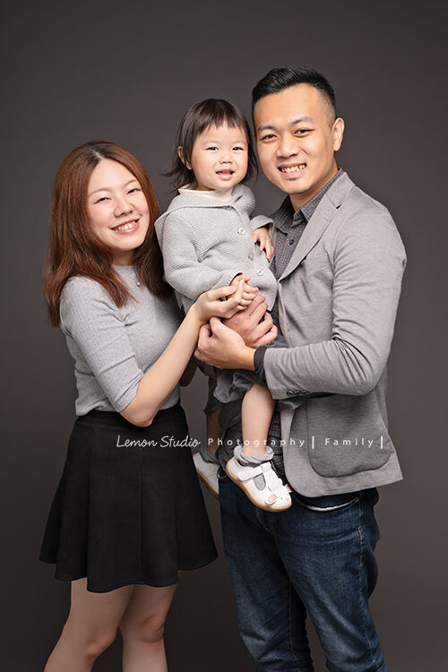 兩歲的梓熙來拍寶寶攝影，這張是一家人的全家福！