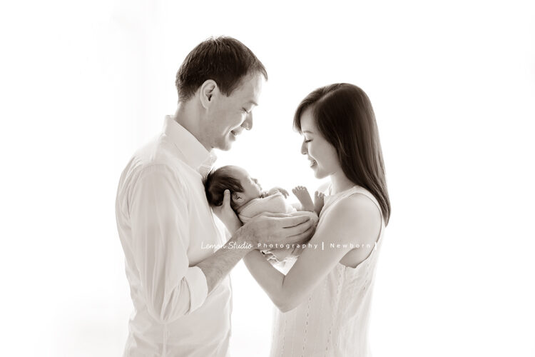 曉文媽麻一家來拍新生兒寫真，這張爸拔媽麻一起抱著寶寶！