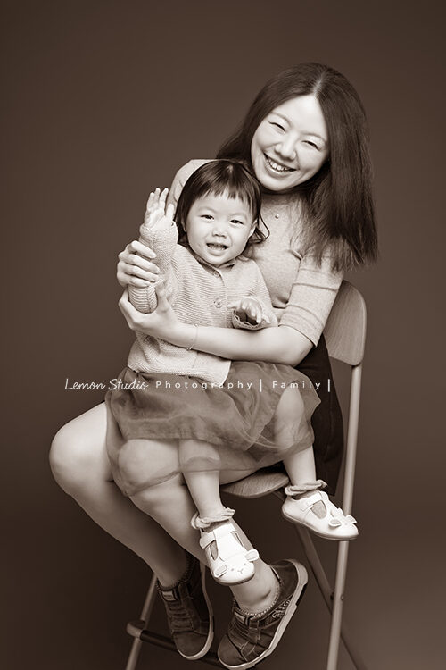 兩歲的梓熙來拍寶寶攝影，這張媽麻抱著梓熙的黑白照好有味道！