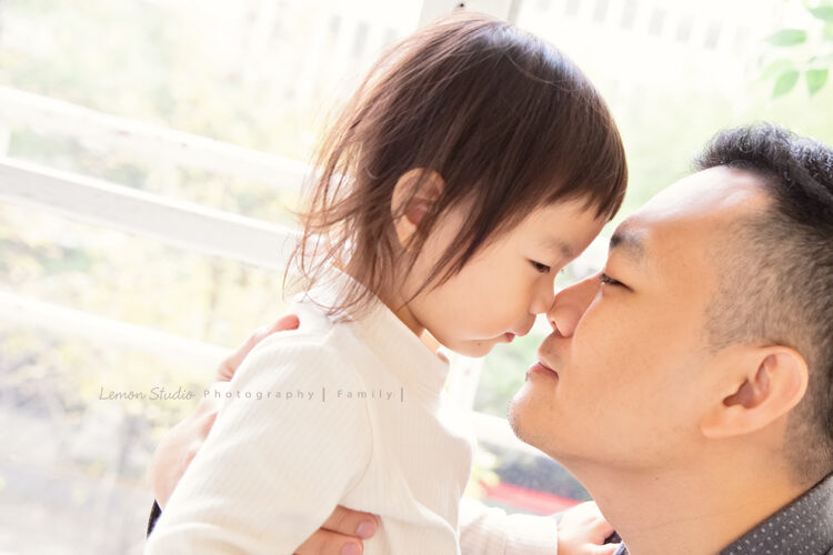 兩歲的梓熙來拍寶寶攝影，這張爸拔跟梓熙碰鼻子！