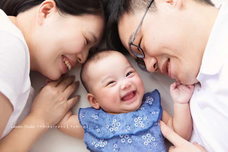 四個月的舒媛來拍寶寶寫真，這張舒媛躺在爸拔媽麻中間笑容超燦爛！