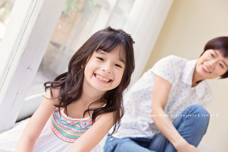 純慧媽麻一家人來拍家庭寫真,這張是可愛的女兒!