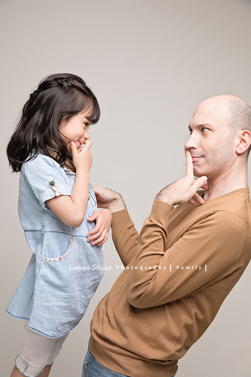 純慧媽麻一家人來拍家庭寫真,這張是爸拔和女兒可愛的互動!