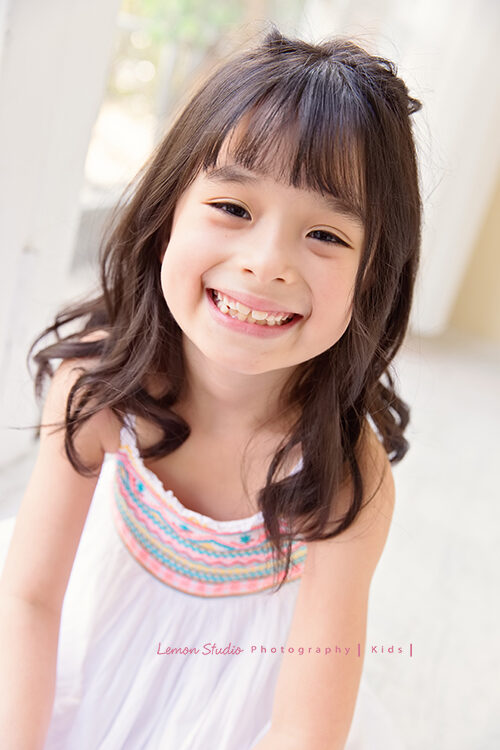 純慧媽麻一家人來拍家庭寫真,這張是可愛的女兒的獨照,笑容好燦爛!