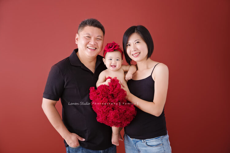 Vivien媽麻一家第八次來拍寶寶寫真，這張是爸拔媽麻與小妹的合照