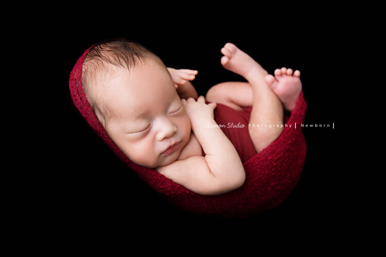 彥君媽麻一家來拍新生兒攝影，這張寶寶包在紅色的布裡好美！