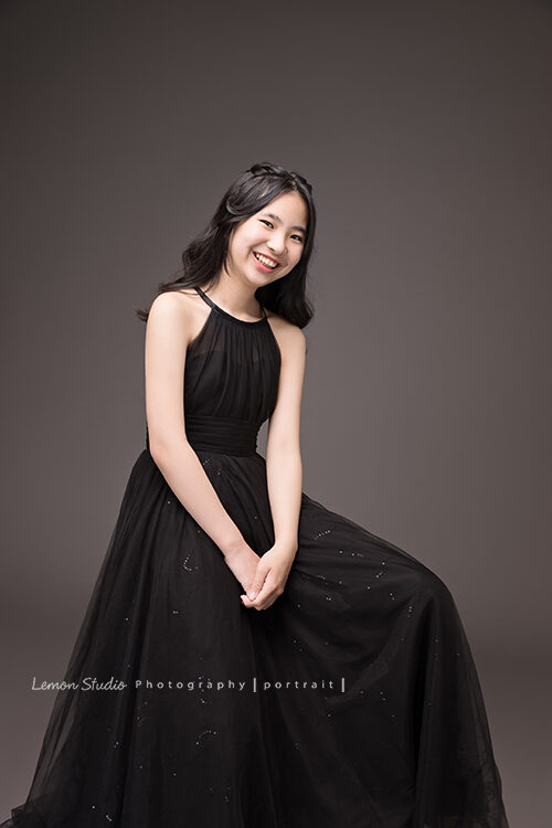 芊甯為了音樂會的海報及手冊來拍音樂會的人像攝影，這張芊甯坐在椅子上很美地對鏡頭微笑！