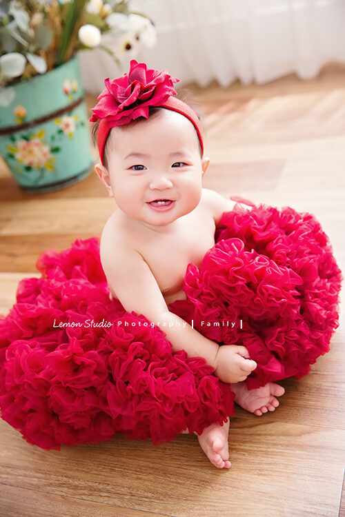 Vivien媽麻一家第八次來拍寶寶寫真，這張小妹穿上澎澎裙好可愛！