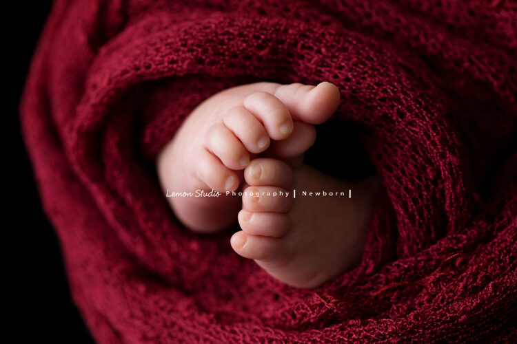彥君媽麻一家來拍新生兒攝影，寶寶小小的腳ㄚ