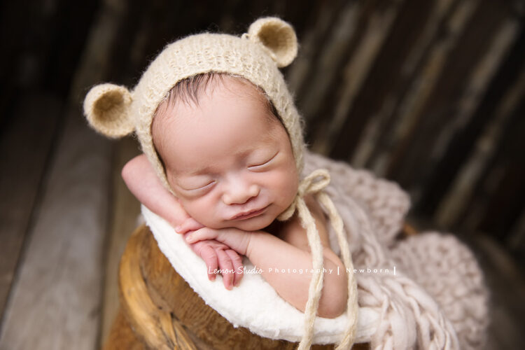 彥君媽麻一家來拍新生兒攝影，這張是寶寶趴在雙手上熟睡！