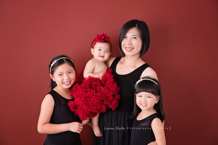 Vivien媽麻一家第八次來拍家庭寫真，這張是媽麻與三姊妹的合照！