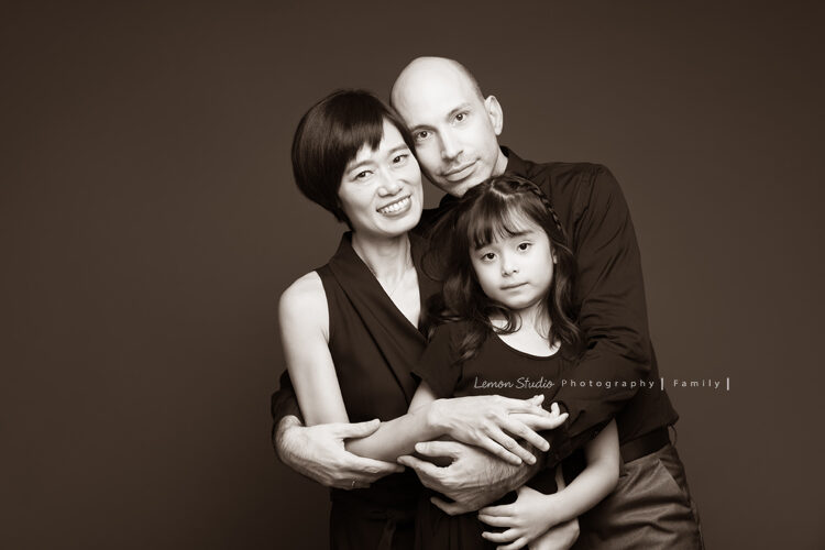 純慧媽麻一家人來拍家庭寫真,這張很有歐美風全家福的味道!